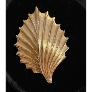 Vintage Trifari Gold Tone Fancy Leaf Shell Figural Pin